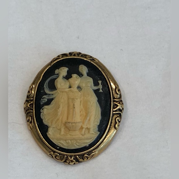 Elegant Brooch - Picture 4 of 7